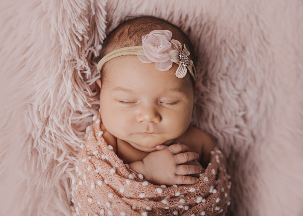 noworodek dziewczynka na różowym tle